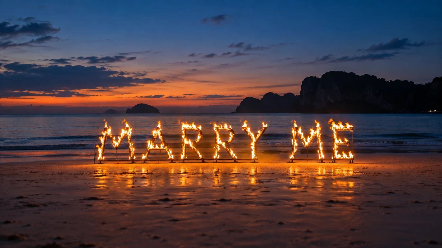 Концепт: MARRY ME огненными буквами на пляже в сумерках